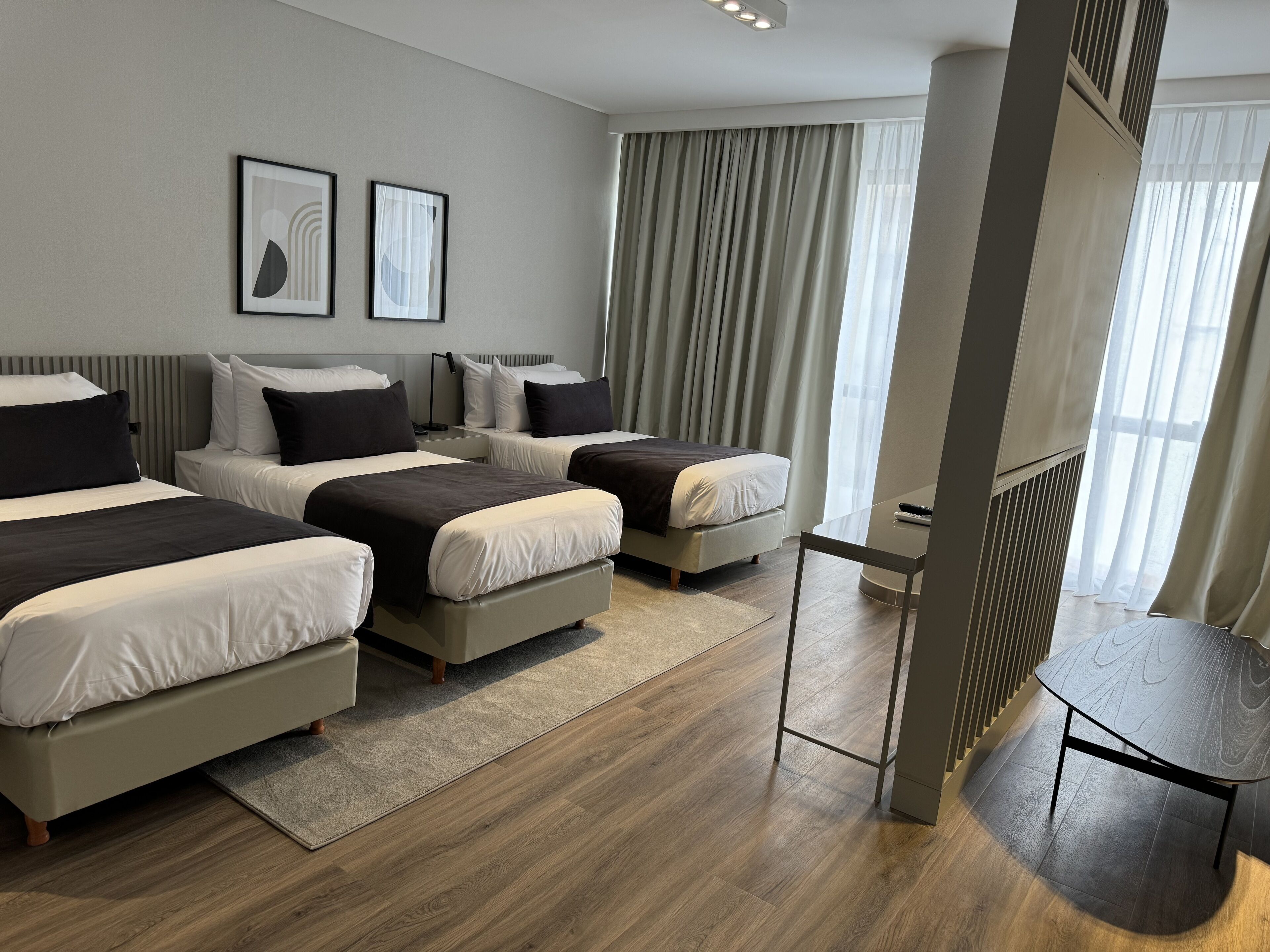 Suite Triple | Minibar, in-room safe, desk, soundproofing