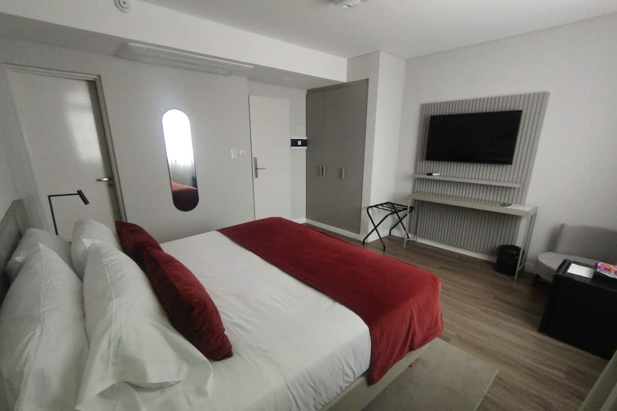 Superior kamer | Een minibar, een kluis op de kamer, een bureau, geluiddichte muren
