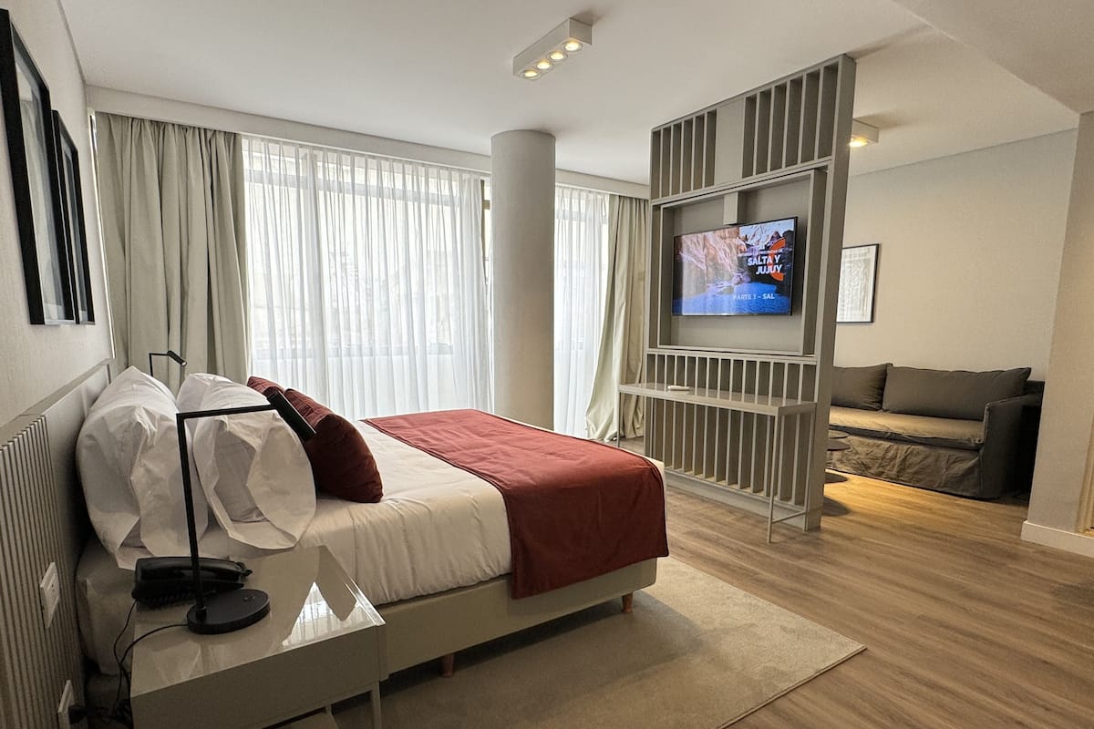 Suite Double | Een minibar, een kluis op de kamer, een bureau, geluiddichte muren