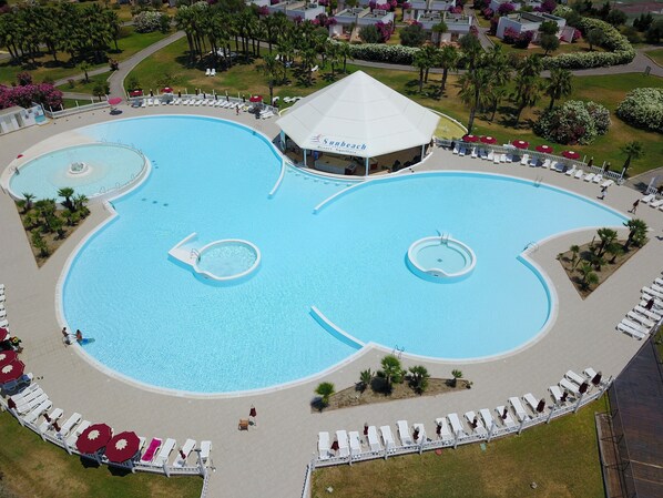 2 outdoor pools, pool loungers