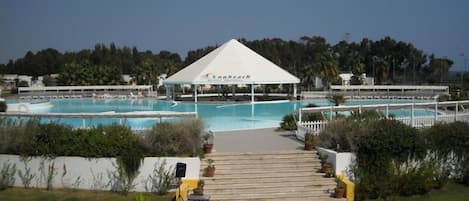 3 bars, bar en bord de piscine, bar de plage