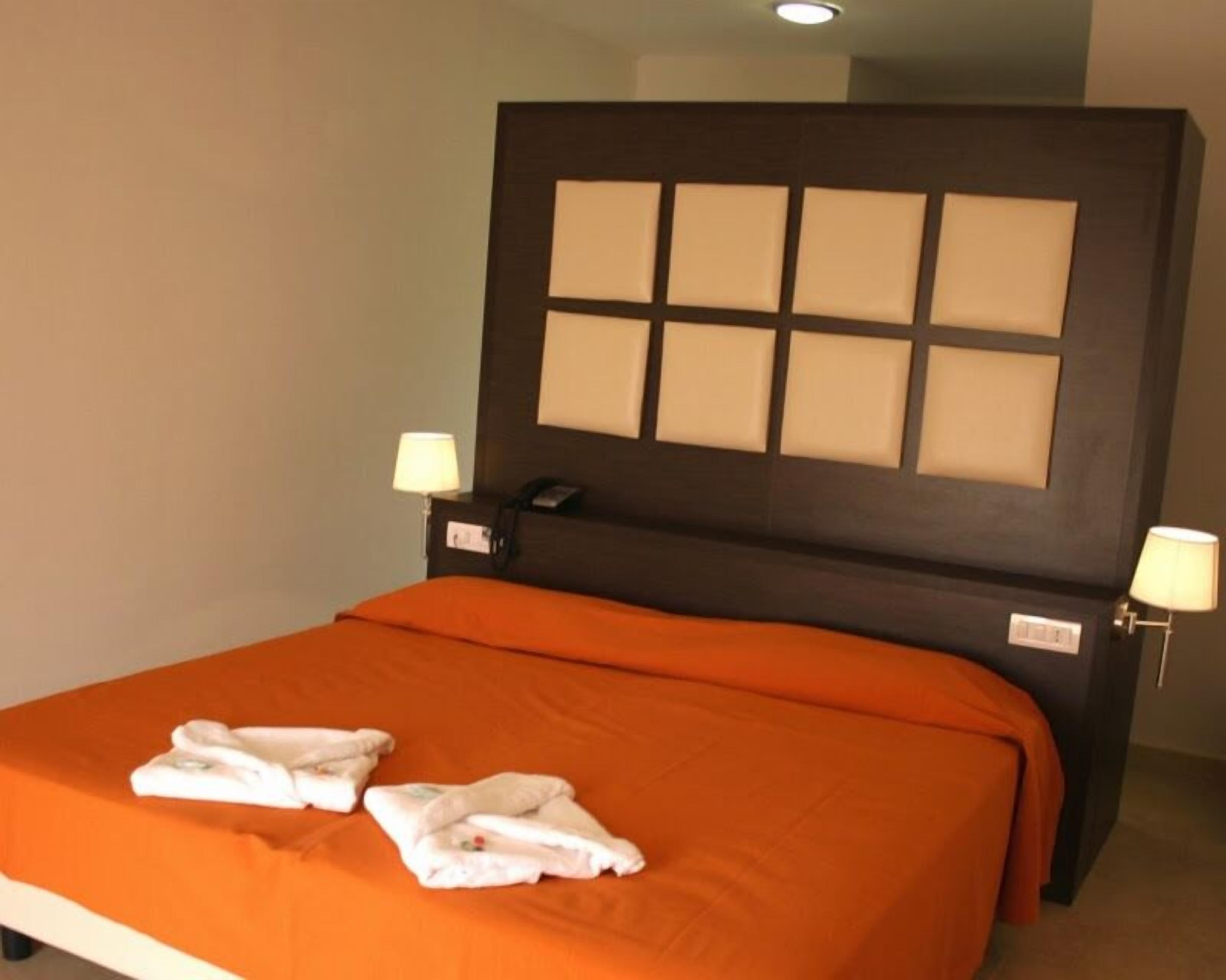Minibar, in-room safe, cribs/infant beds, bed sheets