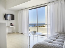 Hypo-allergenic bedding, minibar, in-room safe, desk