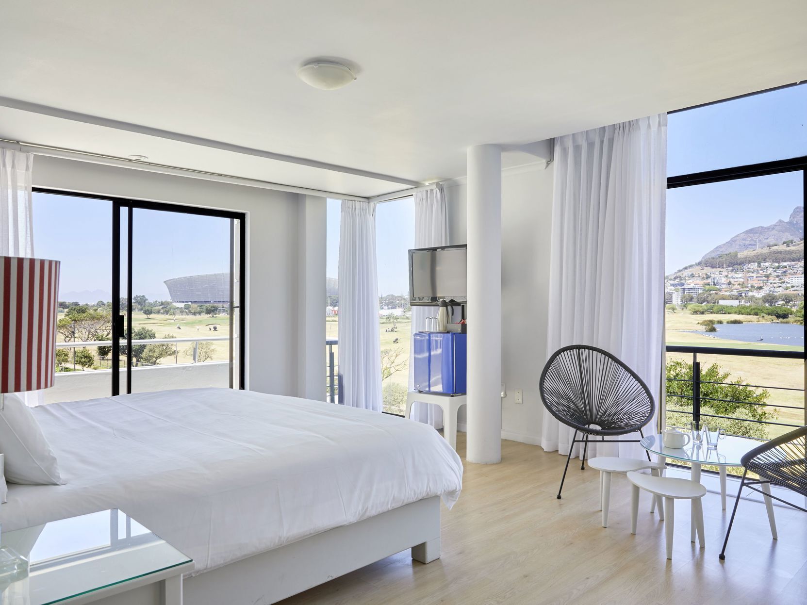 Hypo-allergenic bedding, minibar, in-room safe, desk