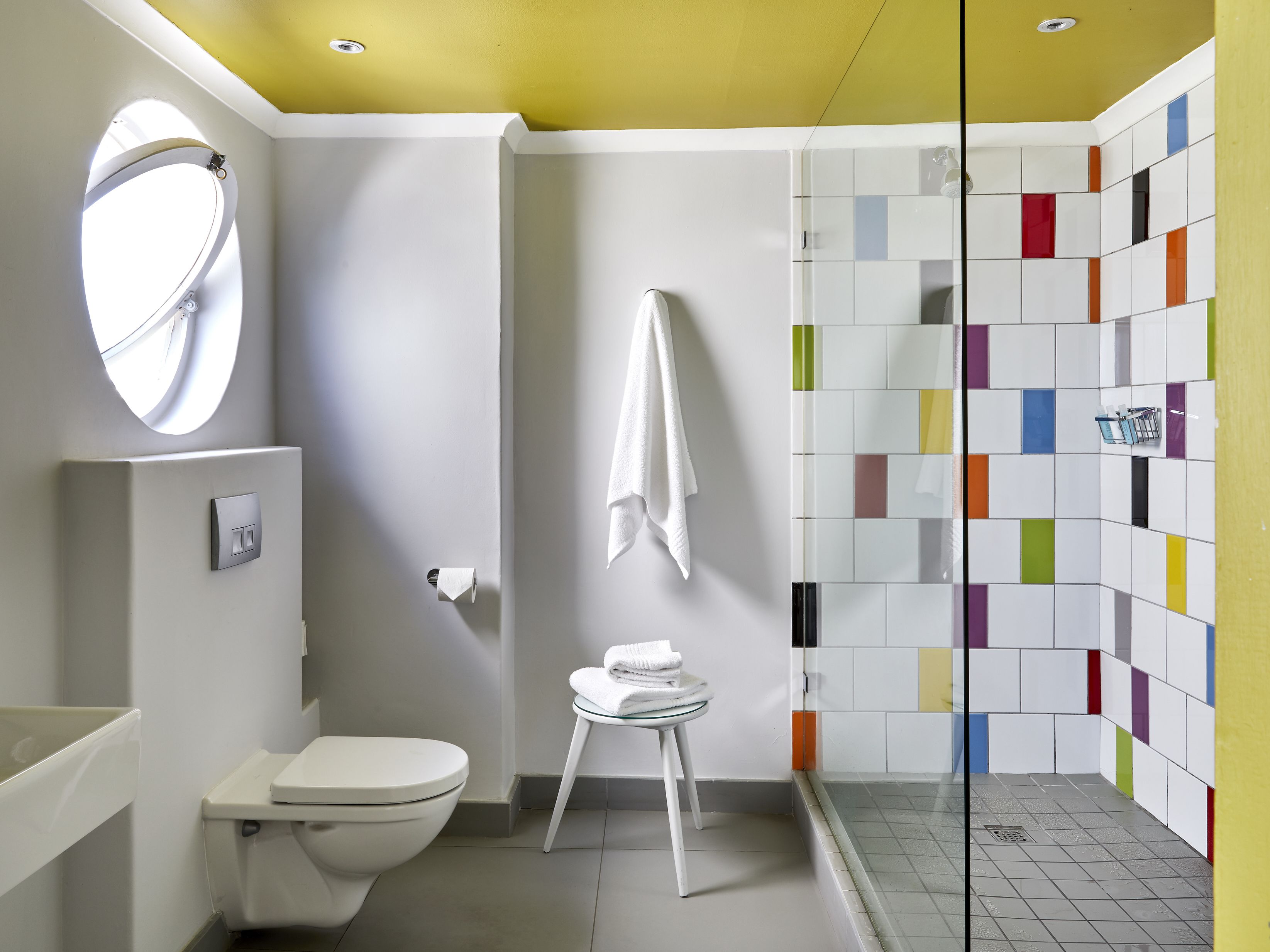 separate bathtub and shower, hair dryer, towels