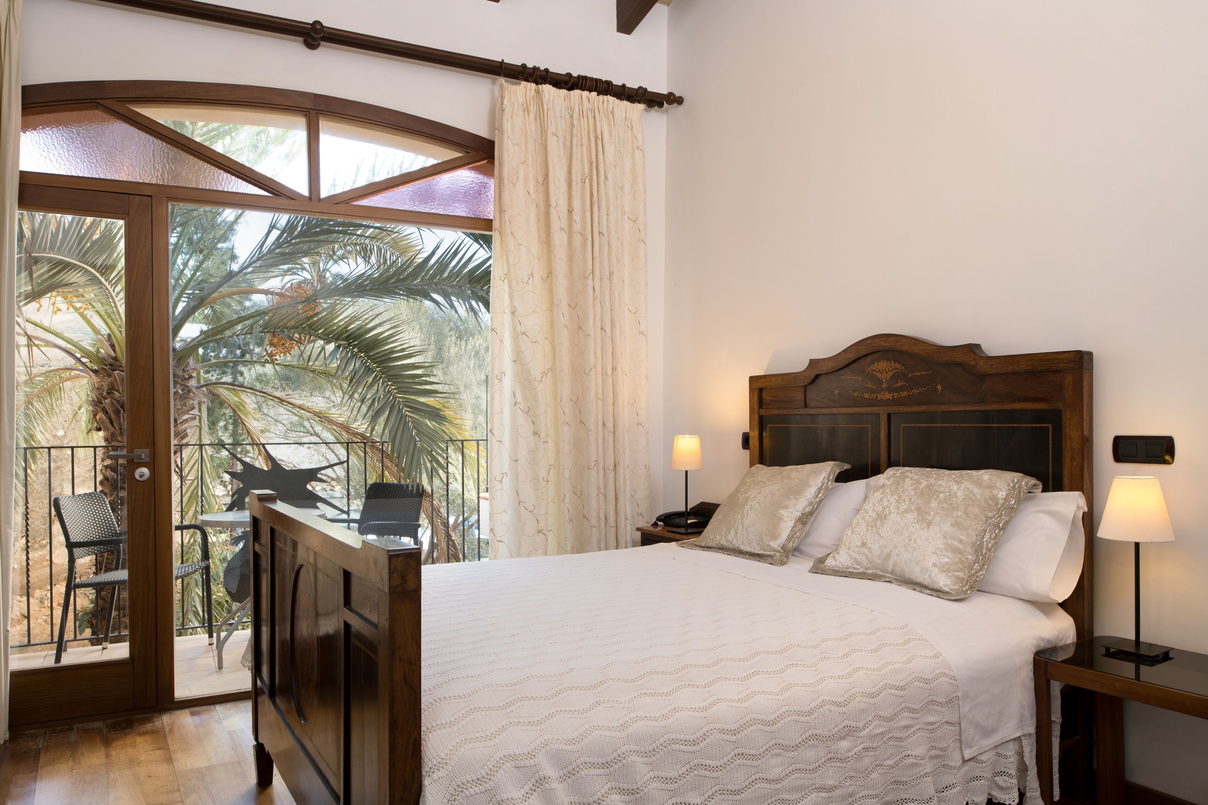 superior double room | minibar, in-room safe, individually decorated, individually furnished