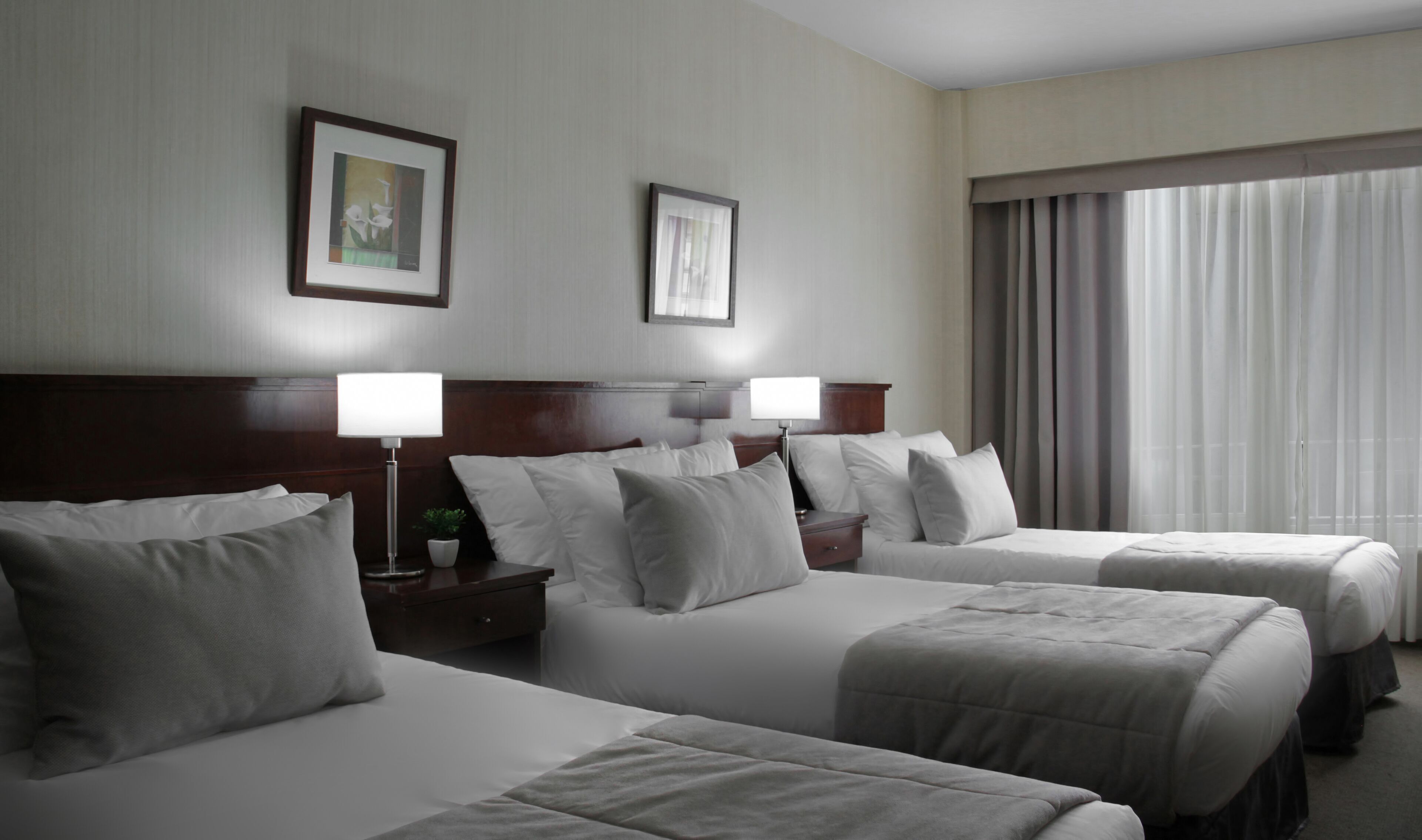 Allergitestet sengetøy, senger med overmadrass og safe på rommet