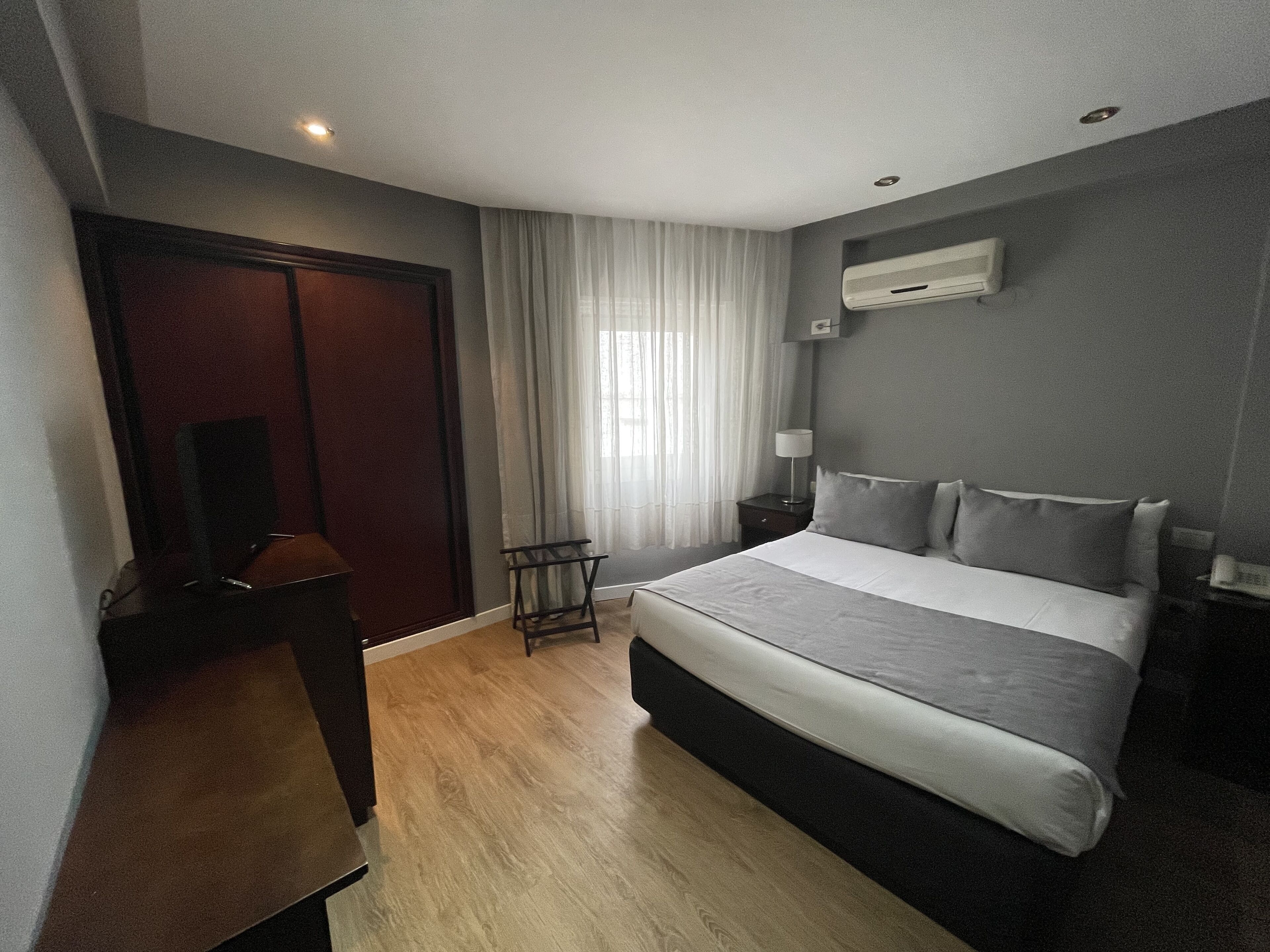 Allergitestet sengetøy, senger med overmadrass og safe på rommet