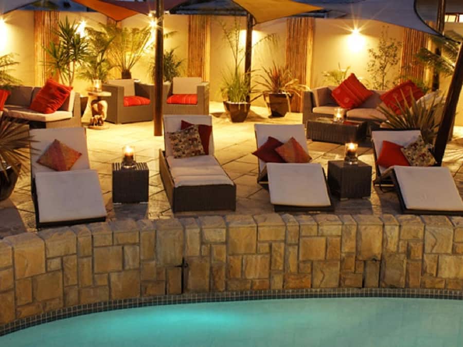 Piscina externa, espreguiçadeiras