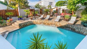 Kolam renang terbuka, kerusi lepak pantai