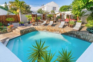 Piscina externa, espreguiçadeiras