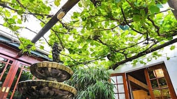 Salas de tratamiento para parejas, un sauna, una bañera de hidromasaje