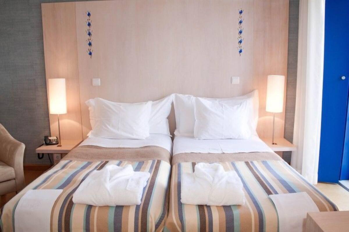 Habitación doble | Minibar, caja de seguridad en la habitación y escritorio