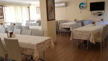 Café da manhã com buffet grátis todos os dias