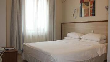 Cofres nos quartos, Wi-Fi de cortesia, roupa de cama