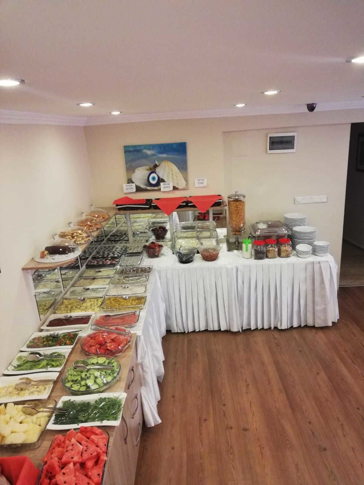 Café da manhã com buffet grátis todos os dias