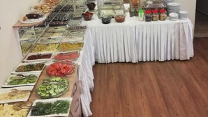بوفيه فطور مجانًا يوميًا