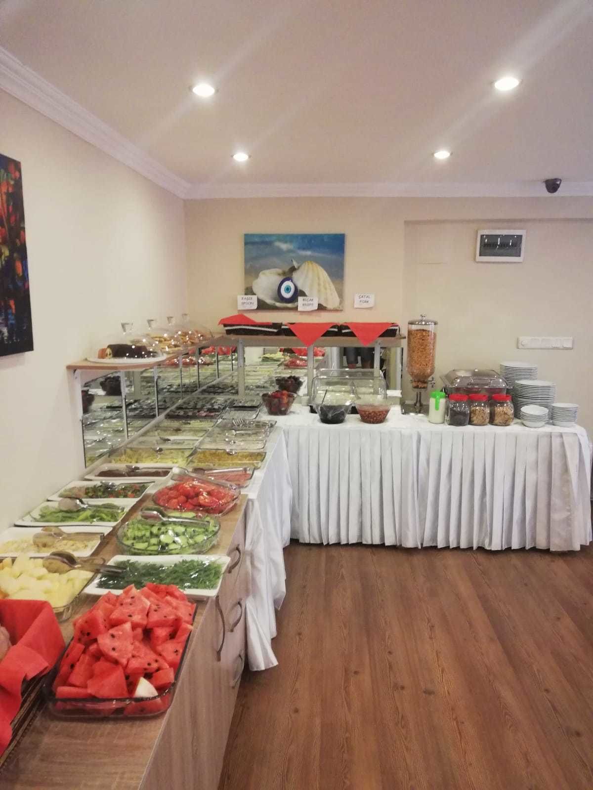 Montaje de bufé con diversos alimentos y salsas.