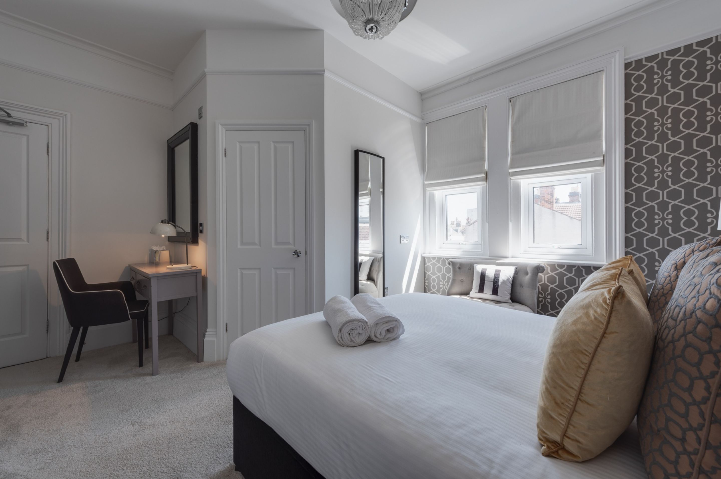 Executive King with shower (no bath)  | Hypo-allergenic bedding, individually decorated, individually furnished