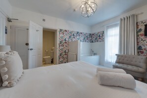 Standard King Room with in-room Bath | Baño | Artículos de higiene personal de diseño, secador de pelo y toallas