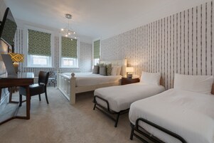 Family Room for 4 | 저자극성 침구, 각각 다른 스타일의 인테리어, 각각 다르게 가구 비치, 책상