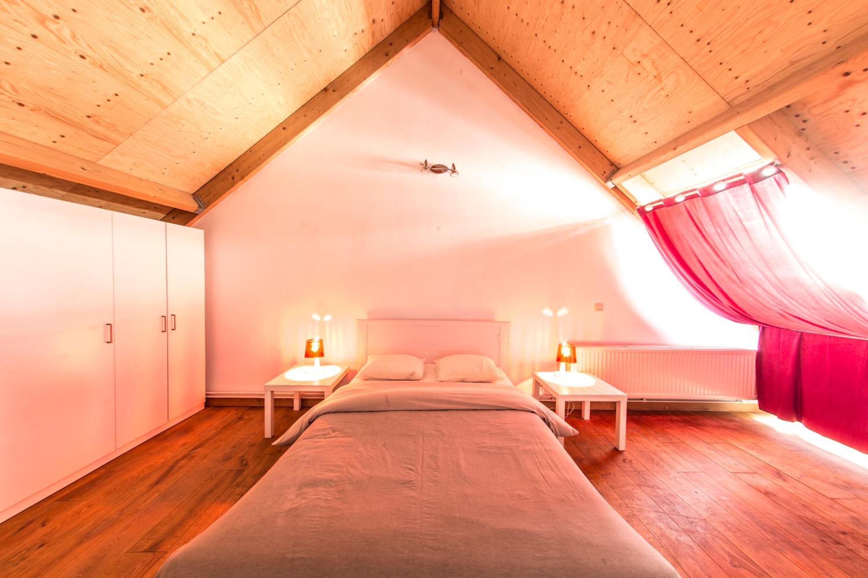 免费婴儿床、免费 WiFi、床单