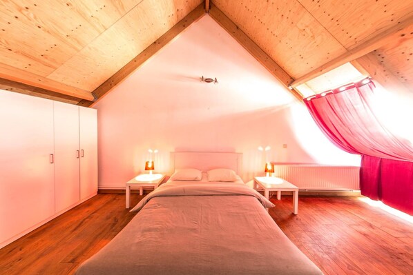 Free cots/infant beds, free WiFi, bed sheets