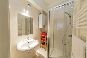 Bathtub, towels - RentByNight - Apartments (Brussels)