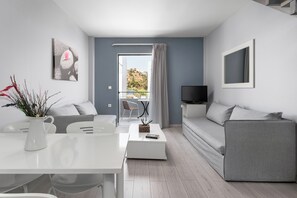 Suite – junior, bassengutsikt ((maisonette)) | Oppholdsområde | Flatskjerm-TV