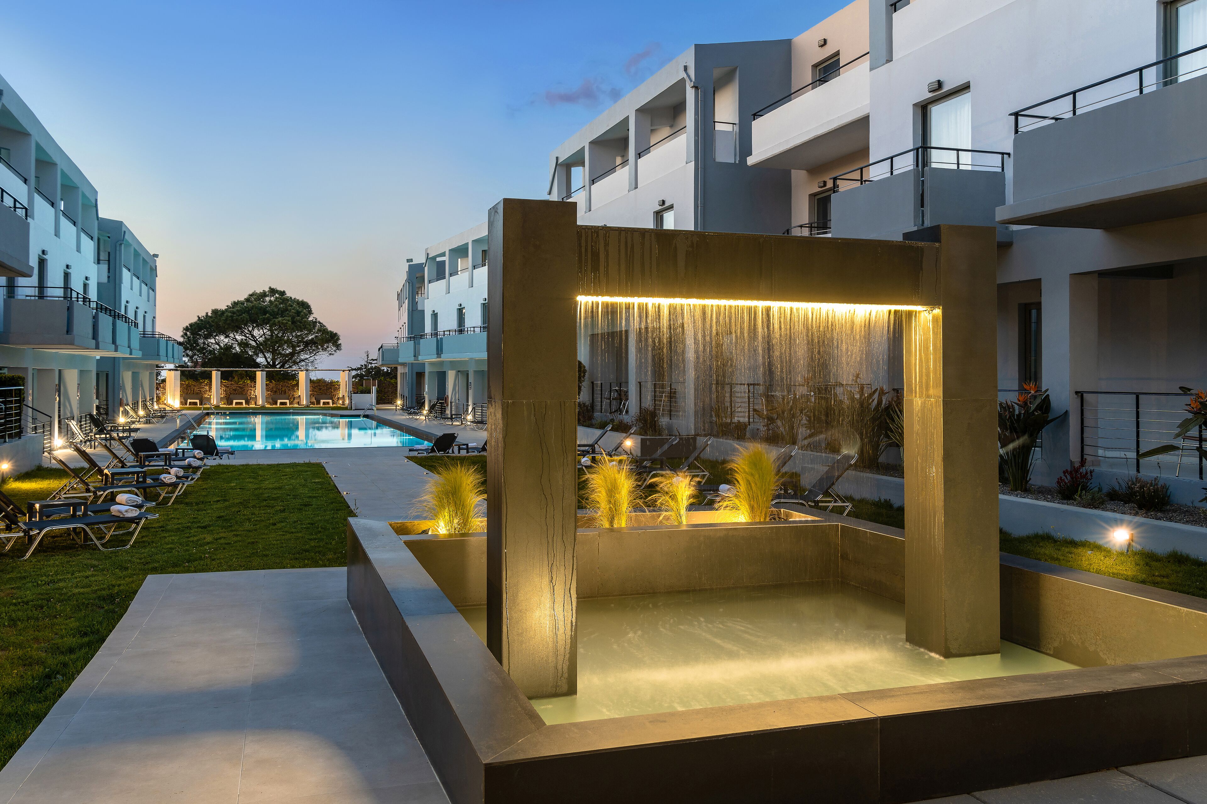 Een buitenzwembad en ligstoelen