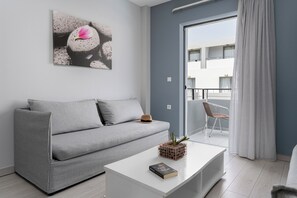 Suite – junior, bassengutsikt ((maisonette)) | Oppholdsområde | Flatskjerm-TV