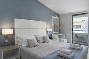 Suite – junior, bassengutsikt ((maisonette)) | Safe på rommet, individuelt dekorert, skrivebord og lydisolert