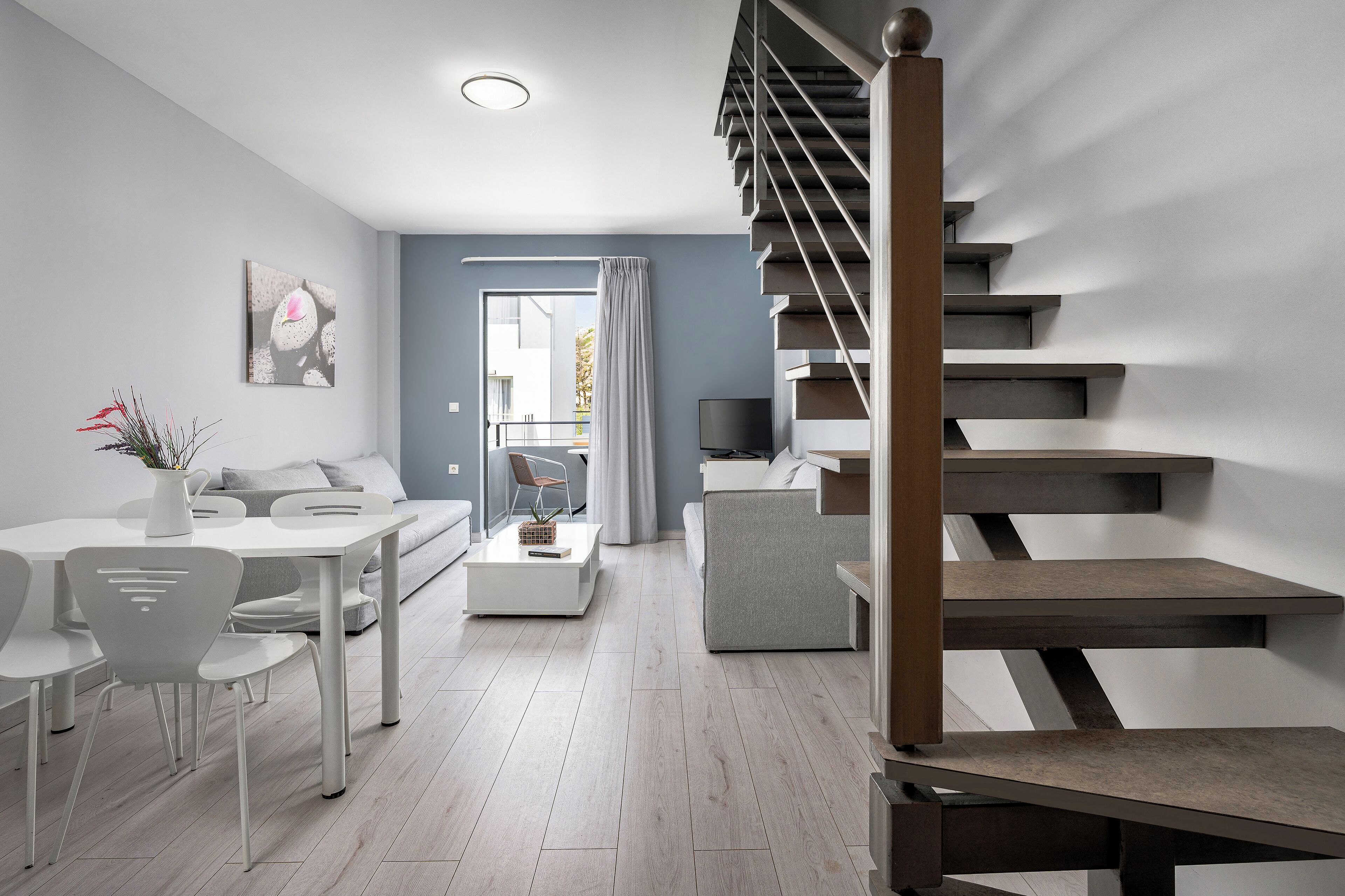 Suite junior, vista a la alberca ((maisonette)) | Área de sala de estar | Televisión de pantalla plana 