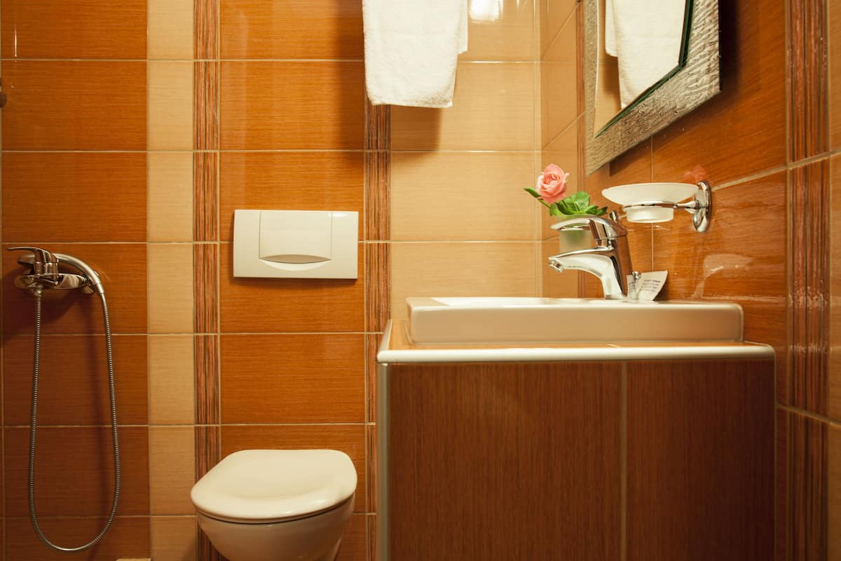 deluxe twin room, balcony | bathroom | free toiletries, hair dryer, towels