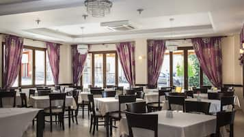 Desayuno buffet (EUR 8 por persona) 