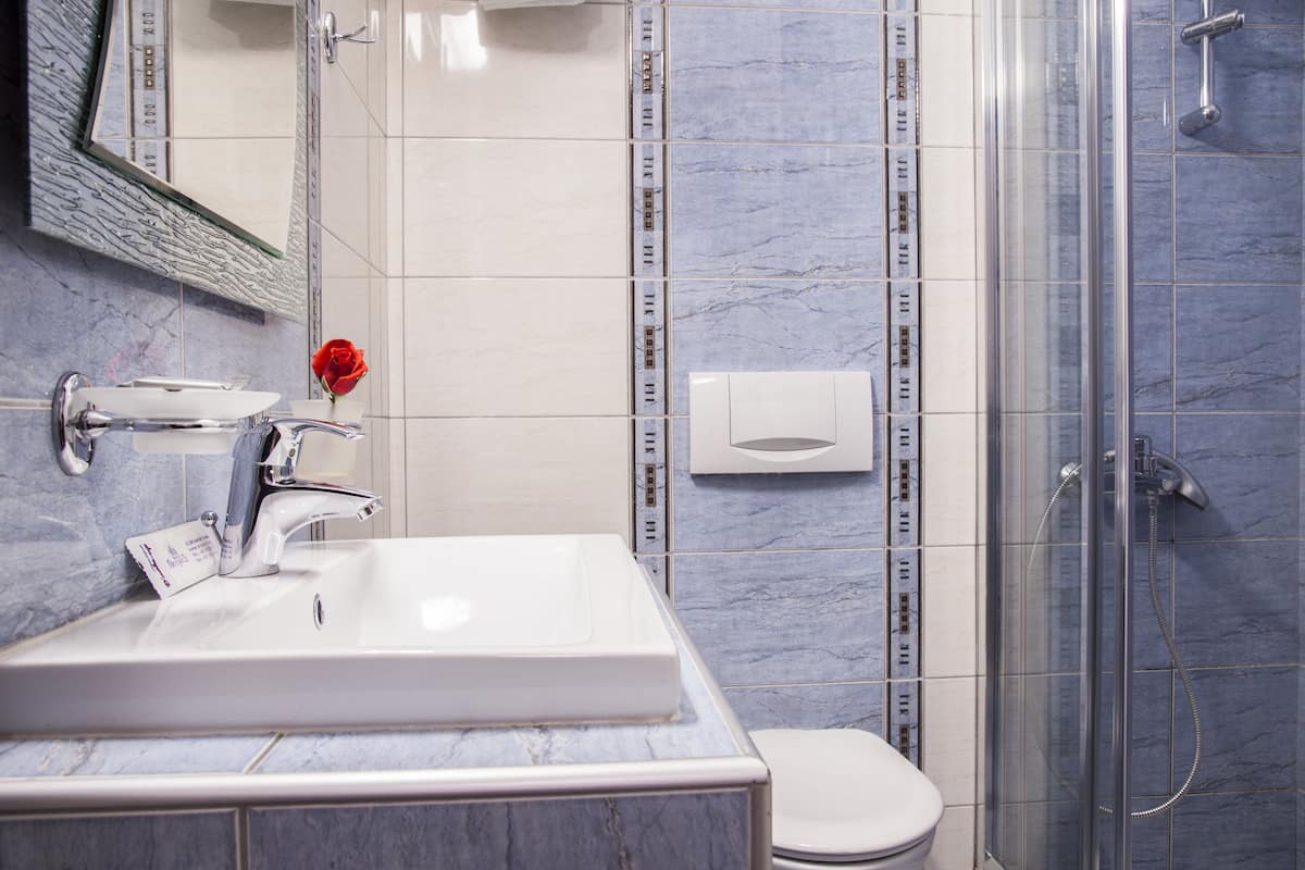 superior triple room (garden and meteora view) | bathroom | free toiletries, hair dryer, towels