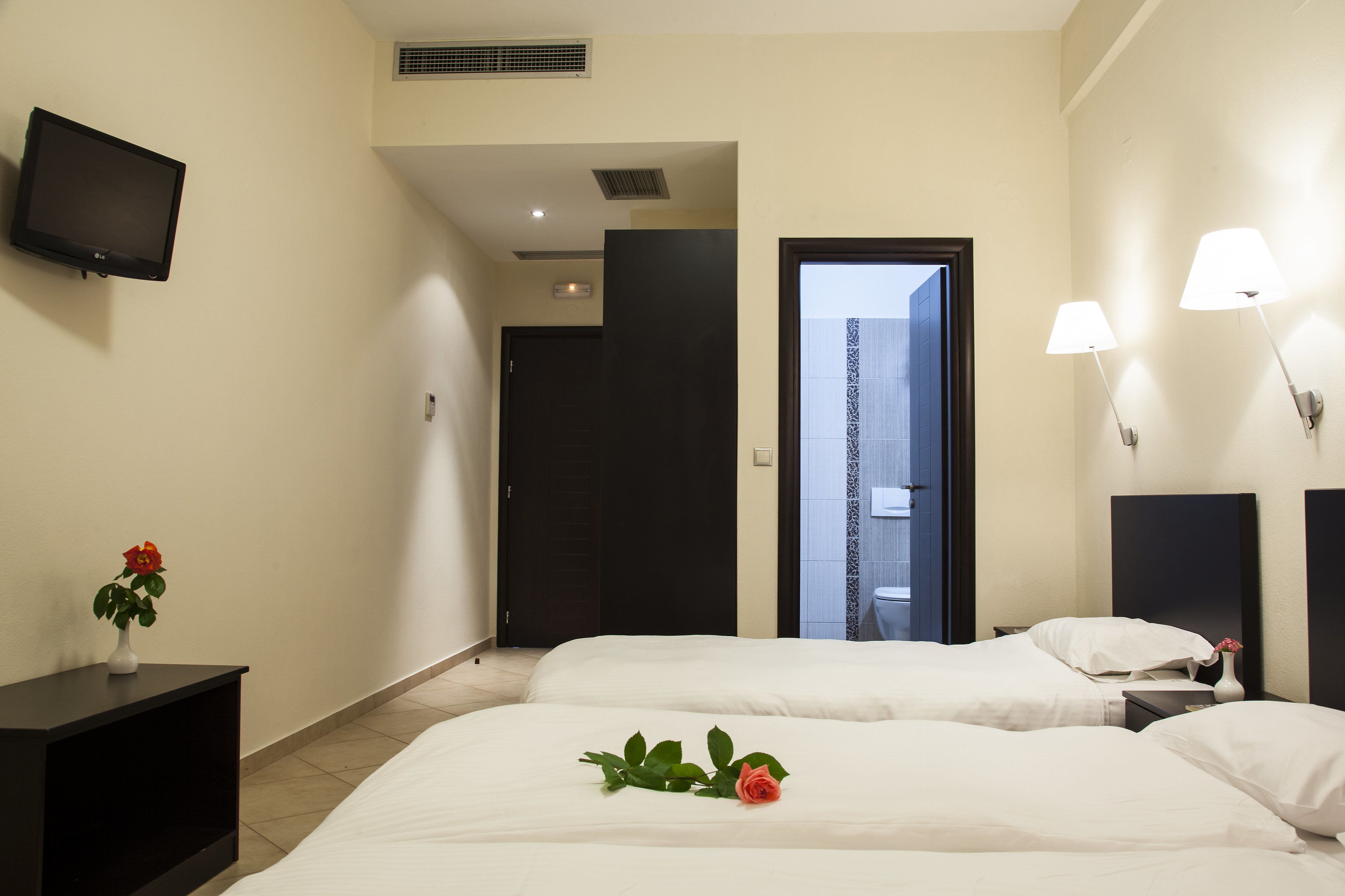 deluxe triple room (meteora view) | pillow-top beds, in-room safe, individually furnished, blackout curtains