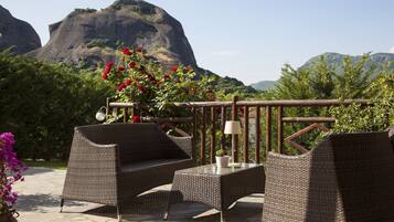 Habitación doble Deluxe (Meteora View) | Camas con pillow-top y caja de seguridad en la habitación