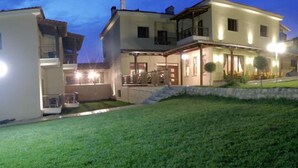 A two-story house with a balcony and a covered patio area. - Meteoritis Hotel (Kalabaka)