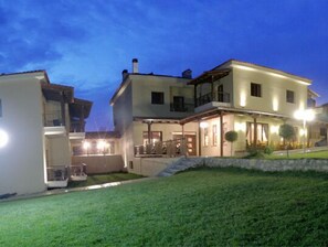 Front of property - evening/night - Meteoritis Hotel (Kalabaka)