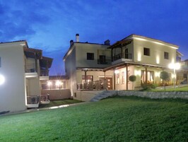 Fachada de la propiedad por la tarde o noche