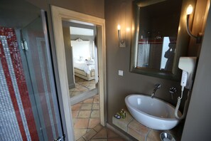 Double Room, Fireplace, Sea View | Bathroom | Free toiletries, hair dryer, slippers, towels - Archontika Karamarlis (Volos)