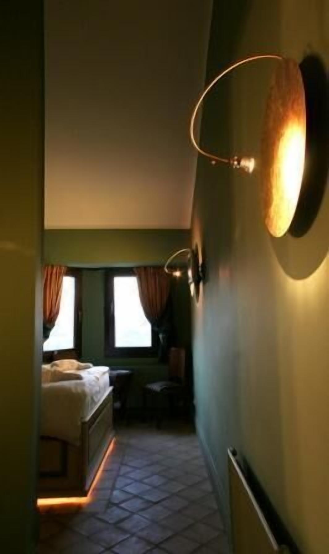 egyptian cotton sheets, down duvets, pillow-top beds, minibar