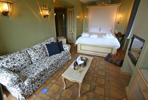 Habitación doble, chimenea, vistas al mar | Sábanas de algodón egipcio y edredones de plumas