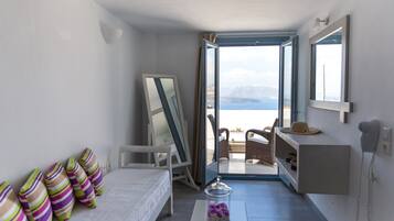 Junior-Suite, Meerblick | Wohnbereich | Fernseher