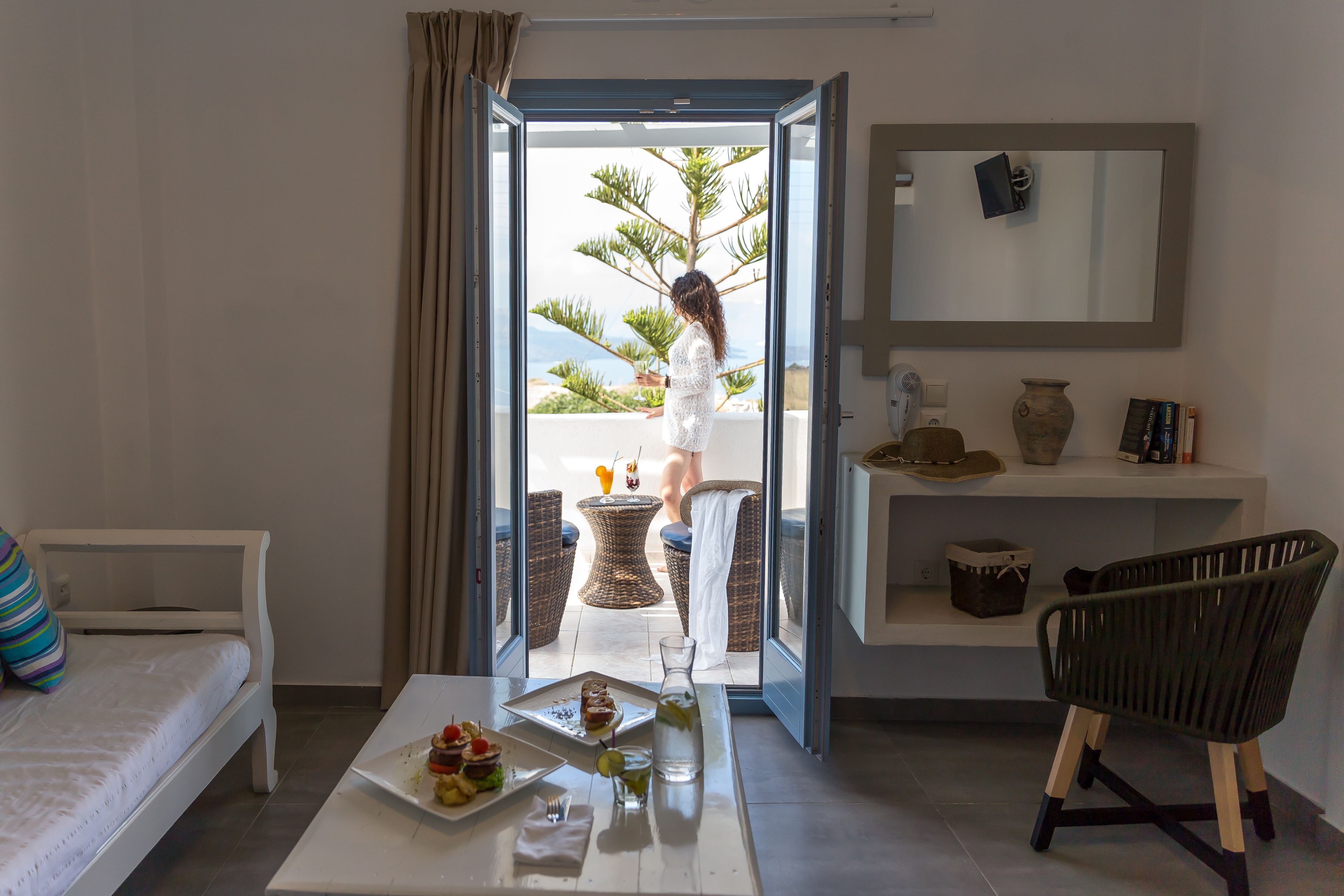 junior suite, sea view | living area | tv