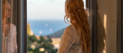 Una habitación con un ventanal que ofrece vistas al exterior.