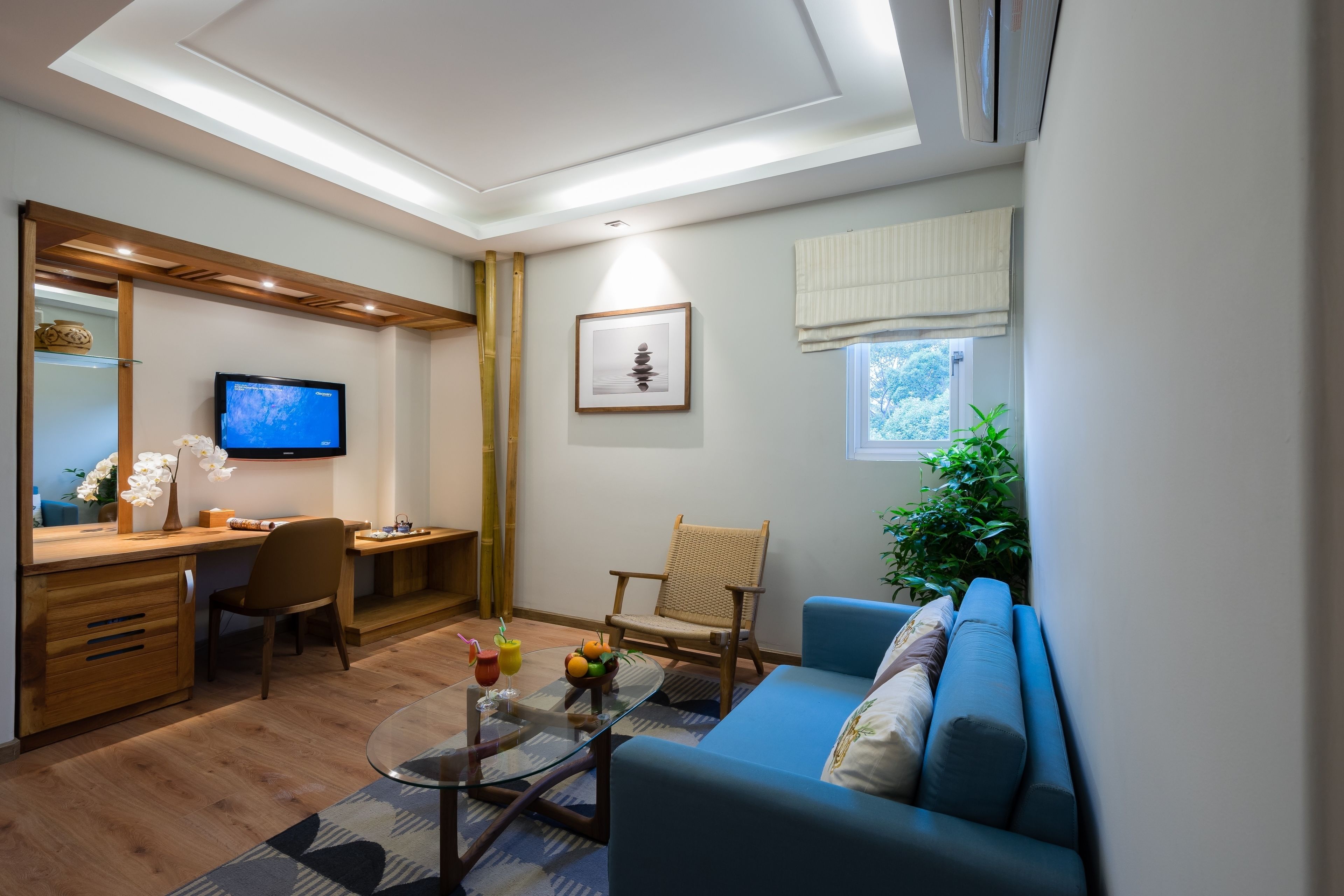 suite king bed with afternoon tea | 1 bedroom, free minibar items, in-room safe, desk