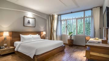 Suite, 1 King Bed | Minibar (some free items), in-room safe, desk, WiFi (free)