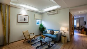 Suite, 1 kingsize-seng | Minibarvarer (inkludert), safe på rommet og skrivebord